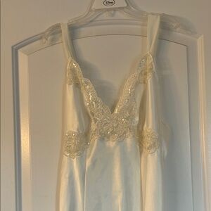 never worn Victoria’s Secret ladies medium Elegant Cream Lace night gown